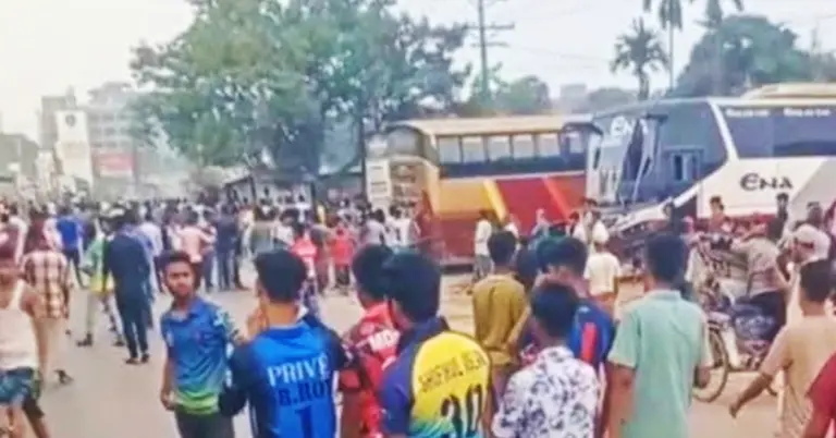 গাজীপুরে শ্রমিকদের অবরোধে ঢাকা-ময়মনসিংহ মহাসড়কে যান চলাচল বন্ধ রয়েছে